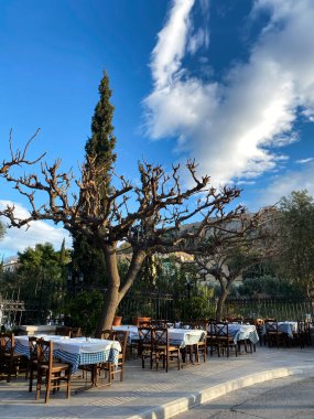 Atina 'daki tipik Yunan tavernasında masalı sandalyeler, 28 Şubat 2020' de Yunanistan