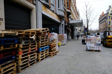 Belçika 'nın başkenti Brüksel' de 19 Mart 2020 'de meydana gelen koronavirüs hastalığının yayılmasını yavaşlatmak için işçiler hipermarkette mal tedarik ediyorlar.