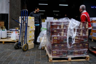 Belçika 'nın başkenti Brüksel' de 19 Mart 2020 'de meydana gelen koronavirüs hastalığının yayılmasını yavaşlatmak için işçiler hipermarkette mal tedarik ediyorlar.