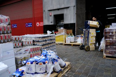 Belçika 'nın başkenti Brüksel' de 19 Mart 2020 'de meydana gelen koronavirüs hastalığının yayılmasını yavaşlatmak için işçiler hipermarkette mal tedarik ediyorlar.