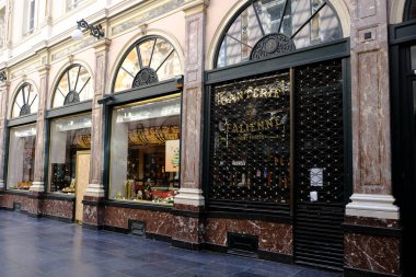 Brüksel, Belçika. 26 Mart 2020. Belçika hükümetinin Coronavirus 'u tecrit etmesi sonrasında tarihi merkezdeki kapalı dükkanların manzarası.