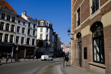 Belçika 'nın 26 Mart 2020' de Brüksel, Belçika 'da Coronavirus hastalığının yayılmasını yavaşlatmak için tecrit uygulaması sonrasında Brüksel' deki boş sokakların manzarası