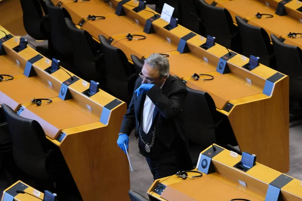 Empleado Del Parlamento Europeo Con Guantes Protección Durante Una Sesión — Foto de Stock