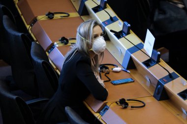 Brüksel, Belçika. 26 Mart 2020. Avrupa Parlamentosu üyeleri, koronavirüs hastalığının ani ekonomik etkisini yumuşatma amaçlı özel tedbirleri onaylama amaçlı AB Parlamentosu özel oturumunda maske takıyorlar (COVID-19)
