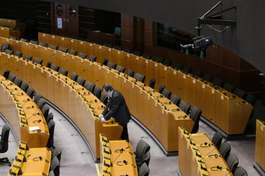 Brüksel, Belçika. 26 Mart 2020. Avrupa Parlamentosu üyeleri, koronavirüs hastalığının ani ekonomik etkisini yumuşatma amaçlı özel tedbirleri onaylama amaçlı AB Parlamentosu özel oturumunda maske takıyorlar (COVID-19)