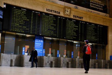  Belçika 'nın 26 Mart 2020' de Brüksel, Belçika 'da Coronavirus hastalığının yayılmasını yavaşlatmak için kilit altına alınmasının ardından Merkez İstasyonun boş ana salonunun manzarası