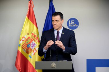 Brüksel, Belçika. 22 Şubat 2020 'de. İspanya Başbakanı Pedro Sanchez AB liderlerinin zirvesi sonrasında düzenlediği basın toplantısında konuştu.