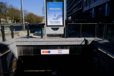 26 Mart 2020 'de Brüksel, Belçika' daki otobüs durağındaki Coronavirus 'tan korunmak için # Güvenli Ulusal Kampanya etiketli bir ilan panosu.