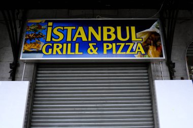 Belçika 'nın 19 Mart 2020' de Brüksel, Belçika 'da Coronavirus hastalığının yayılmasını yavaşlatmak için tecrit uygulaması sonrasında kapalı bar ve restoran manzarası