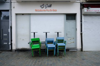 Belçika 'nın 19 Mart 2020' de Brüksel, Belçika 'da Coronavirus hastalığının yayılmasını yavaşlatmak için tecrit uygulaması sonrasında kapalı bar ve restoran manzarası