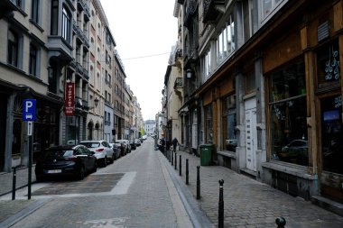 Belçika 'nın Belçika' nın Brüksel, Belçika 'da 19 Mart 2020' de Coronavirus hastalığının yayılmasını yavaşlatmak için tecrit uygulaması sonrasında Brüksel şehir merkezindeki boş sokakların manzarası