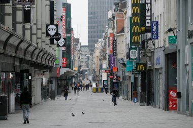 Belçika 'nın Belçika' nın Brüksel, Belçika 'da 19 Mart 2020' de Coronavirus hastalığının yayılmasını yavaşlatmak için tecrit uygulaması sonrasında Brüksel şehir merkezindeki boş sokakların manzarası