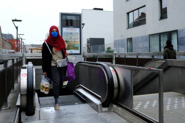 Belçika 19 Mart 2020 'de Brüksel, Belçika' da koronavirüs hastalığının yayılmasını yavaşlatmak için şehir merkezinde yürüyen koruyucu yüz maskesi takan bir yaya görülüyor.
