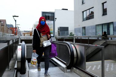 Belçika 19 Mart 2020 'de Brüksel, Belçika' da koronavirüs hastalığının yayılmasını yavaşlatmak için şehir merkezinde yürüyen koruyucu yüz maskesi takan bir yaya görülüyor.