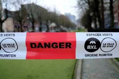 Belçika 'nın 19 Mart 2020' de Brüksel, Belçika 'da Coronavirus hastalığının yayılmasını yavaşlatmak için kilit altına aldığı Brüksel şehir merkezindeki bir parkta kapalı bir oyun alanı.