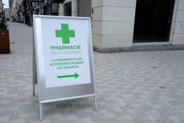 Belçika 'nın Brüksel' de koronavirüs hastalığının yayılmasını yavaşlatmak amacıyla Belçika 'nın Brüksel şehir merkezindeki eczanenin dış görünümü 19 Mart 2020' de