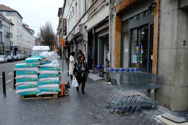 Sabahın erken saatlerinde Brüksel 'in Molenbeek bölgesindeki bir marketin önünde bir alışveriş arabası. 19, 2020.