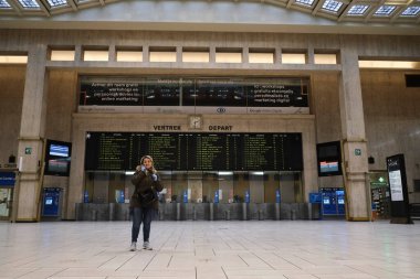  Belçika 'nın Belçika' nın 19 Mart 2020 'de Brüksel, Belçika' da Coronavirus hastalığının yayılmasını yavaşlatmak için kapatması sonrasında boş ana istasyon manzarası