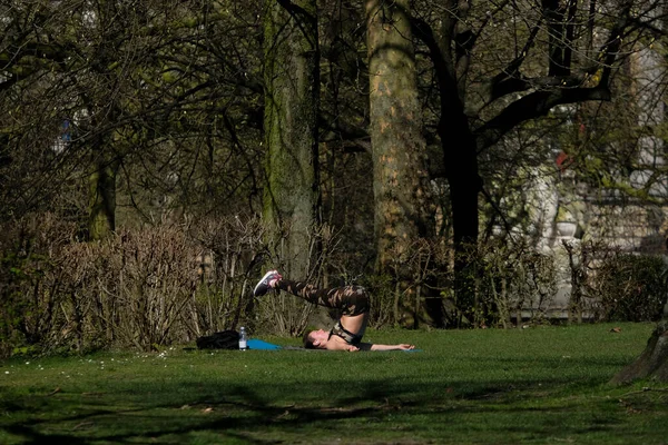 Μια Νεαρή Γυναίκα Που Ασκεί Γιόγκα Στο Πάρκο Στις Βρυξέλλες — Φωτογραφία Αρχείου