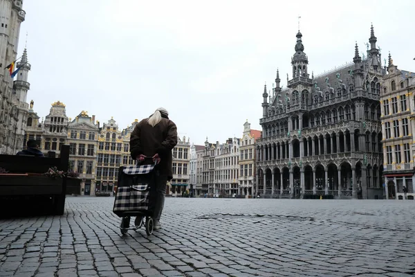 布鲁塞尔市中心一名消费者提着购物袋行走 比利时于2020年3月19日实施了封锁 以减缓考拉韦病在布鲁塞尔的蔓延 — 图库照片
