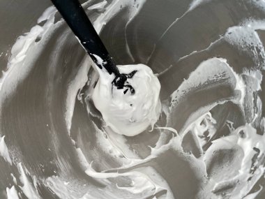 Mutfak kasesi ve hamur kazıyıcısı masanın üstünde.