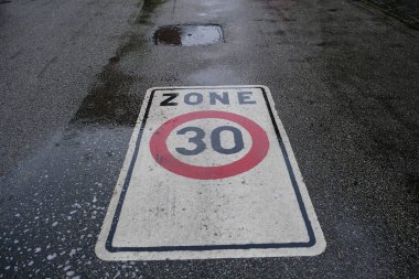 28 Nisan 2020 'de Brüksel, Belçika' daki konut binalarının önünde saatte 30 km hız sınırı işareti.