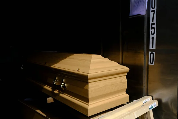 Caixões Vítimas Covid Recipiente Refrigerado Cemitério Verrewinkel Bruxelas Bélgica Abril — Fotografia de Stock