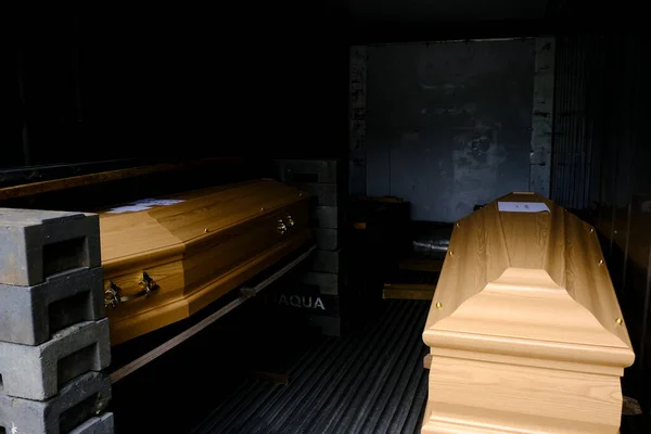 Coffins Van Slachtoffers Van Covid Een Gekoelde Container Verrewinkel Begraafplaats — Stockfoto