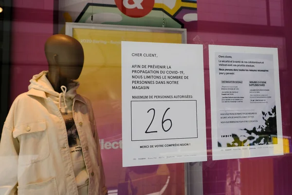 2020年4月29日にベルギーのブリュッセルで発生したコヴィト19の流行の際に小売店の入り口で買い物をしながら 顧客に社会的距離を練習するよう助言するポスター — ストック写真