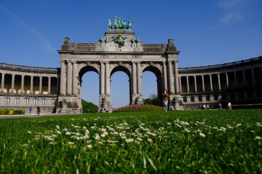 24 Nisan 2020 'de Brüksel, Belçika' da güneşli bir günde Parc du Cinquantenaire 'de zafer kemerinin görüntüsü.