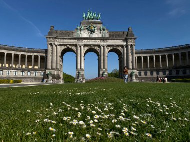 24 Nisan 2020 'de Brüksel, Belçika' da güneşli bir günde Parc du Cinquantenaire 'de zafer kemerinin görüntüsü.