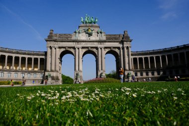 24 Nisan 2020 'de Brüksel, Belçika' da güneşli bir günde Parc du Cinquantenaire 'de zafer kemerinin görüntüsü.