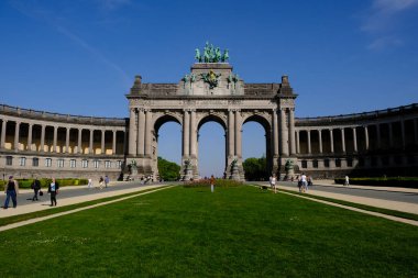24 Nisan 2020 'de Brüksel, Belçika' da güneşli bir günde Parc du Cinquantenaire 'de zafer kemerinin görüntüsü.