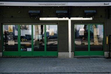 27 Nisan 2020 'de Brüksel, Belçika' daki Coronavirus salgını sırasında kapalı restoranın dış görünüşü.
