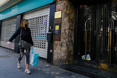 Belçika 'nın 30 Nisan 2020' de Brüksel, Belçika 'da Coronavirus hastalığının yayılmasını yavaşlatmak için şehir merkezinde yürüyen koruyucu maskeli bir yaya görülüyor..