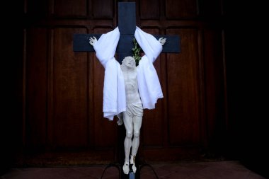 Belçika 'nın başkenti Brüksel' de 28 Nisan 2020 'de Covid-19' un yayılmasını önlemek için Padualı Aziz Anthony 'nin dışında bir haç..