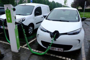 Belçika, Brüksel 'de 28 Nisan 2020' de elektrikli araç şarj ediliyor..
