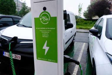 Belçika, Brüksel 'de 28 Nisan 2020' de elektrikli araç şarj ediliyor..