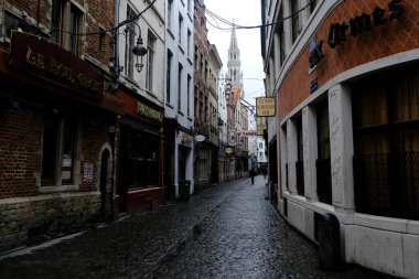 Belçika 'nın başkenti Brüksel' de 28 Nisan 2020 'de meydana gelen Coronavirus hastalığı (COVID-19) salgını sonrasında kapalı restoran ve barların manzarası.