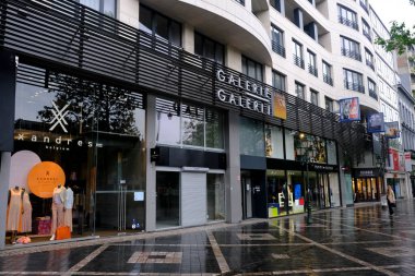 Belçika 'nın Brüksel, Belçika' da 28 Nisan 2020 'de Coronavirus hastalığının yayılmasını yavaşlatmak amacıyla kapatması sonrasında, kapalı perakende mağazaları ve Brüksel şehir merkezinde boş caddeler.