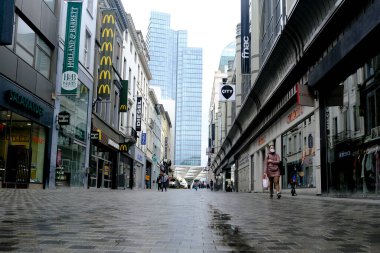 Belçika 'nın Brüksel, Belçika' da 28 Nisan 2020 'de Coronavirus hastalığının yayılmasını yavaşlatmak amacıyla kapatması sonrasında, kapalı perakende mağazaları ve Brüksel şehir merkezinde boş caddeler.