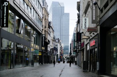 Belçika 'nın Brüksel, Belçika' da 28 Nisan 2020 'de Coronavirus hastalığının yayılmasını yavaşlatmak amacıyla kapatması sonrasında, kapalı perakende mağazaları ve Brüksel şehir merkezinde boş caddeler.