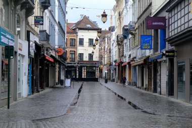 Belçika 'nın Brüksel, Belçika' da 28 Nisan 2020 'de Coronavirus hastalığının yayılmasını yavaşlatmak amacıyla kapatması sonrasında, kapalı perakende mağazaları ve Brüksel şehir merkezinde boş caddeler.