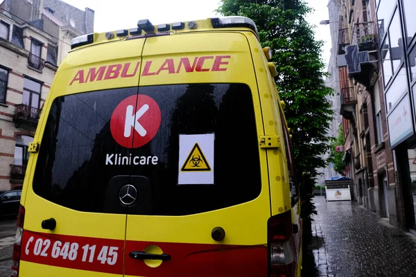 Una Ambulancia Emergencia Estacionaria Durante Bloqueo Parcial Para Evitar Propagación —  Fotos de Stock