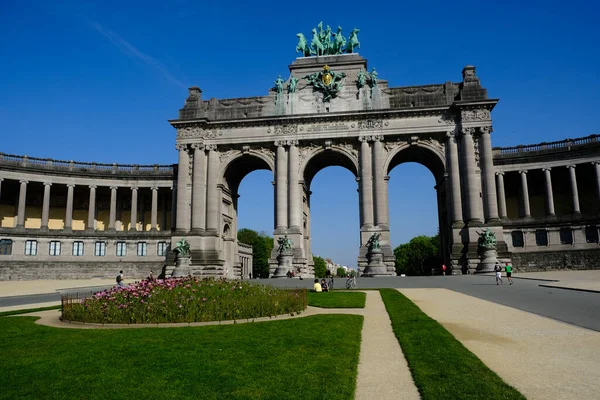 24 Nisan 2020 'de Brüksel, Belçika' da güneşli bir günde Parc du Cinquantenaire 'de zafer kemerinin görüntüsü.