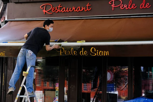 Hombre Limpia Fachada Restaurante Bruselas Bélgica Abril 2020 Bélgica Planea — Foto de Stock