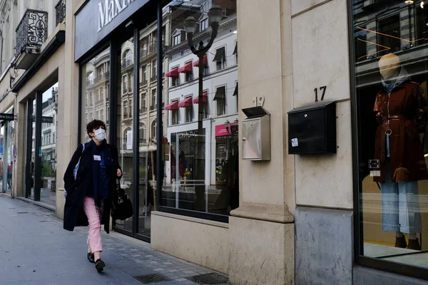 Peatón Con Una Máscara Facial Protectora Camina Por Centro Ciudad —  Fotos de Stock