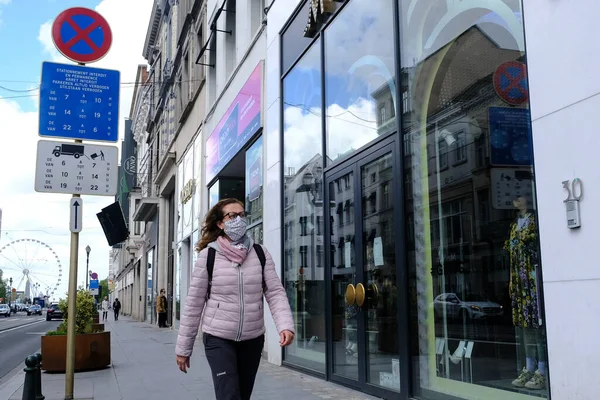 Пешеход Защитной Маске Ходит Центру Города После Бельгия Ввела Изоляцию — стоковое фото
