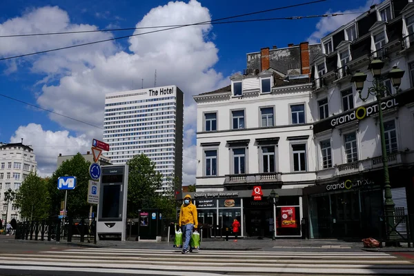 Fotgängare Bär Skyddande Ansiktsmask Promenader Centrum Efter Att Belgien Infört — Stockfoto