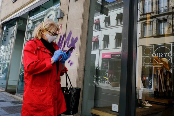 Egy Védőmaszkot Viselő Gyalogos Sétál Belvárosban Miután Belgium Lezárta Koronavírus — Stock Fotó